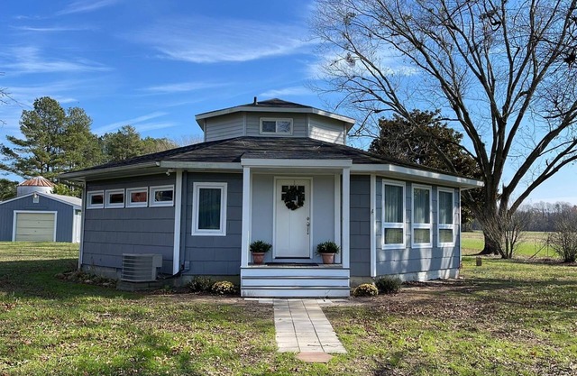 Serenity Cottage: Central to state parks, historic towns, MD & VA beaches