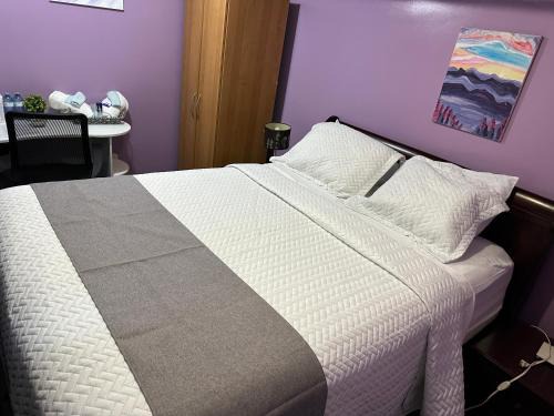 Serenity & memorable Cozy Lower Level Apartment Room in TownHouse Private Entrance