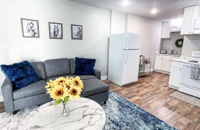 Shady Oaks Condo- King Bed, Walk to Main St.