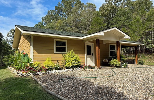 Shady Pines Cottage; A Charming 2-Bedroom Cottage. Pet-Friendly!