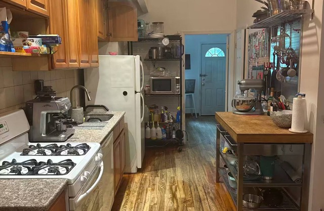 Shared Bushwick Duplex Stay – Private Rooms, Near L Train & Artsy Nightlife