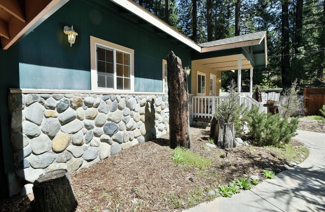 Shasta Cottage, A romantic get-away in Mt. Shasta.