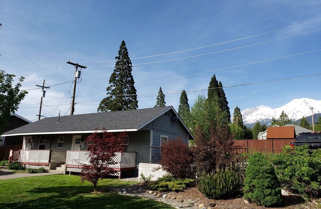 Shasta Serenity A cozy cottage in Downtown Mt Shasta
