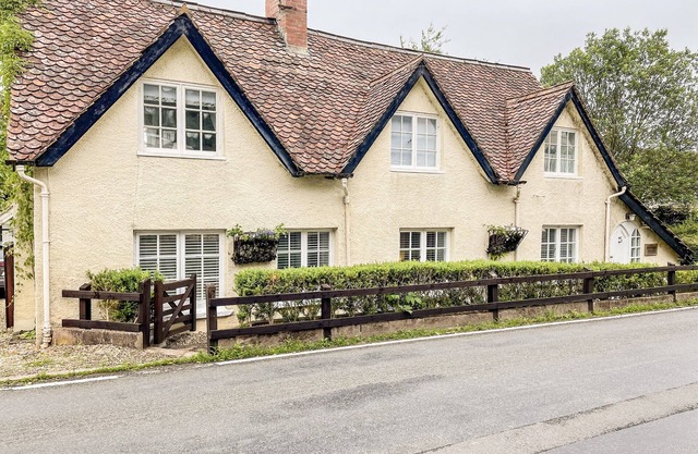 SHEPHERDS COTTAGE, pet friendly, with open fire in Dulverton