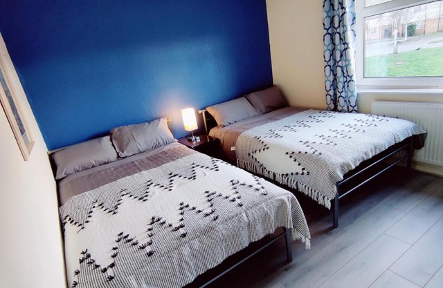 Sherlock's house -Entire house 4 spacious bedroom 9 beds Private free parking & WiFi TV Contractor Family & pets welcome