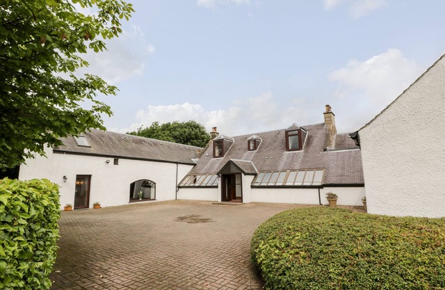 SHIELDHILL FARM HOUSE, pet friendly, with hot tub in Falkirk