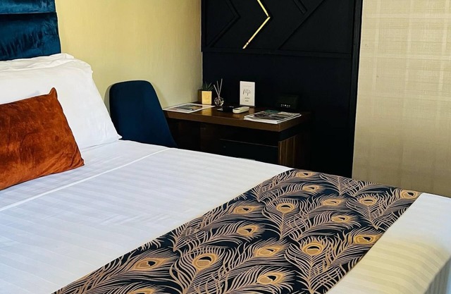 Shiloh Inn-Tranquil midnight blue accent walls set relaxation tone for your stay