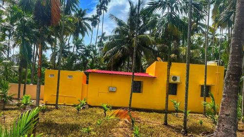 Shivalaya Farmstay Located amdist Coconut Farm with River access Near Isha,Adiyogi,Siruvani