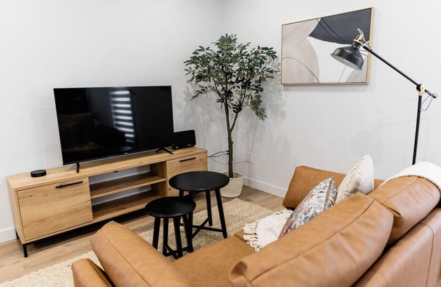 *Shop & Dine | Free Parking | 7 min to Airport*
