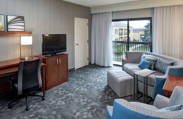 Shopping and Dining in Village of Wauwatosa! Pets Allowed, Swimming Pool!