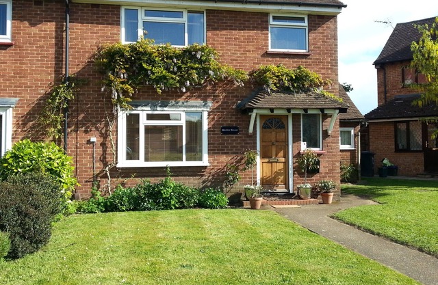 Short or long term, group holiday stays in Guildford. Easy access, free parking