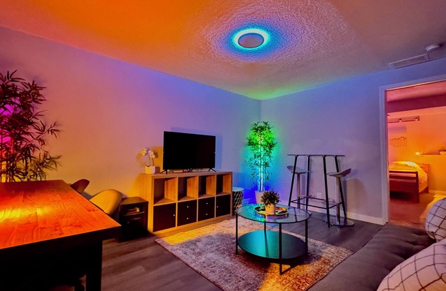Short or Long Term | Pet Friendly | Dog Park | King Bed | Workspace for 2
