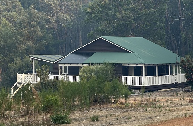 Shrapnel's Retreat; Charming, relaxing Timbermill Cottage getaway! Pet friendly.