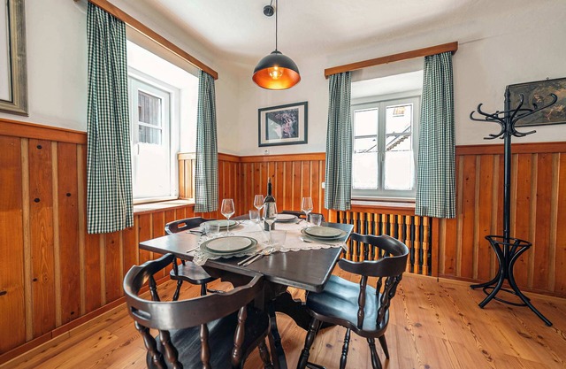 Sieglgut: Theodor Herzl Suite | Kitchen | Parking