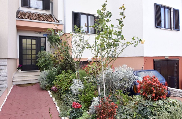 Simple apartment near the center and sea Umag