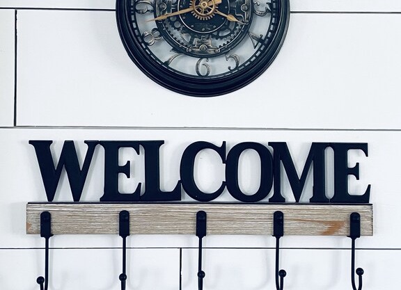 🌻SIMPLE, bright & clean home minutes from Johnston Memorial Hospital.
