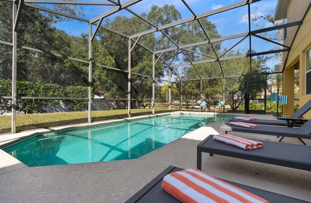 Simple Clean Comfortable, Sleeps 8, Private Pool, Close to Disney!