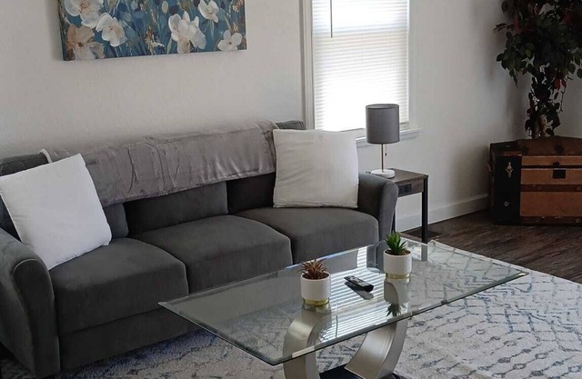 Simple & peaceful home, very quiet street. near University of Toledo - Pets OK