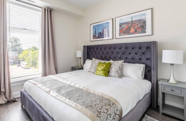 Simply Comfort. Rideau Private Apartment w Kingsize bed. Parking.