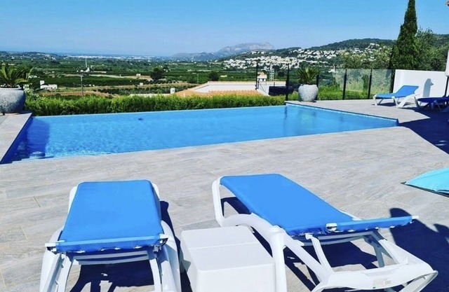 Simply relax with a fantastic view of the valley, mountains and sea.