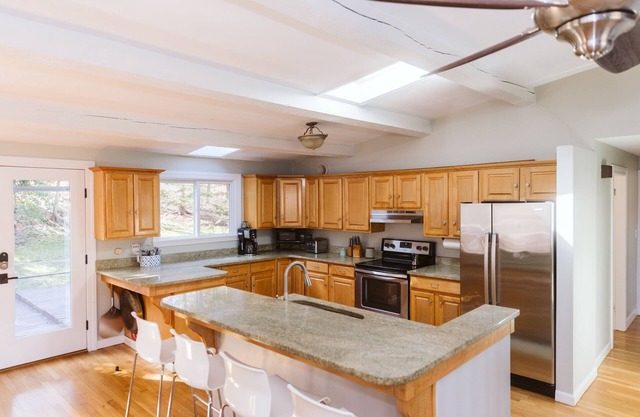 Singing Beach Passes|Outdoor fireplace|Wraparound Deck|King Bed