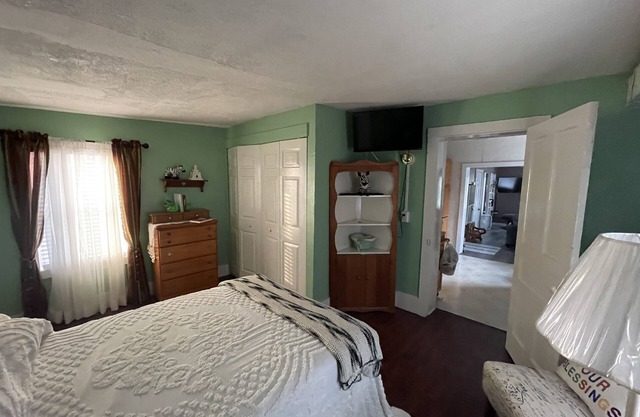 Single bedroom upstairs apartment close to Hillsdale College