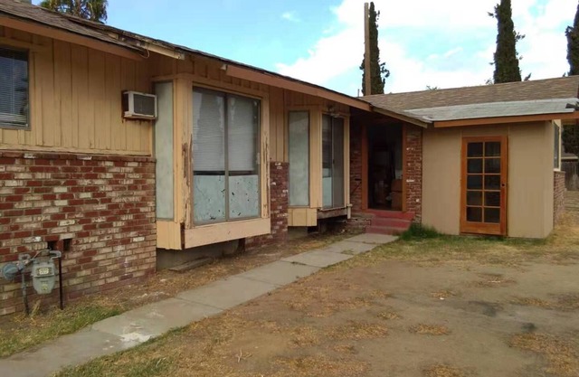 SINGLE HOUS WITH WIDE YARD