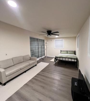 Single Room w/Private Entrance - Shared Bathroom