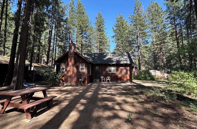 Single story cabin with fast WiFi in flat convenient historic neighborhood.