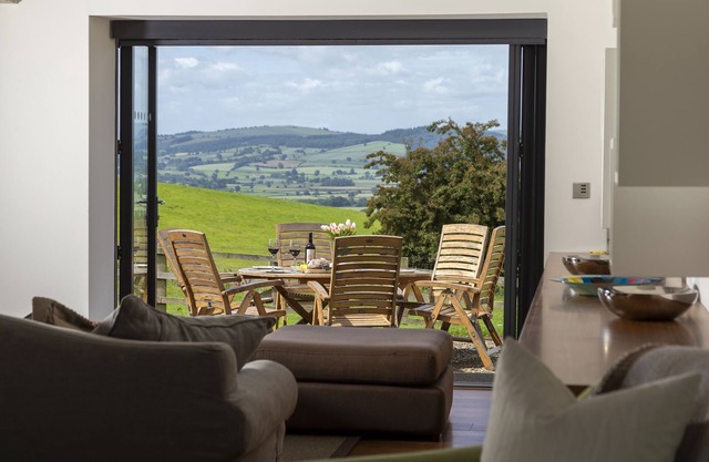 Situated on the Downton Estate, four miles from Ludlow, Wassell Barn offers spacious accommodation f