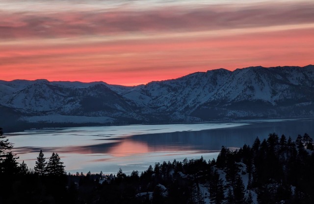 Ski Bums hideout- The Eagle’s Nest with Fabulous Views of Lake Tahoe.Walk to Ski