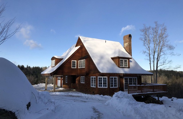 Ski Chalet on private 35 acre property with hot tub + stratton vip parking pass