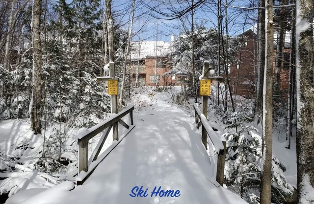 Ski home to a renovated cozy 1br condo w/fireplace & hot tub at Trail Creek!