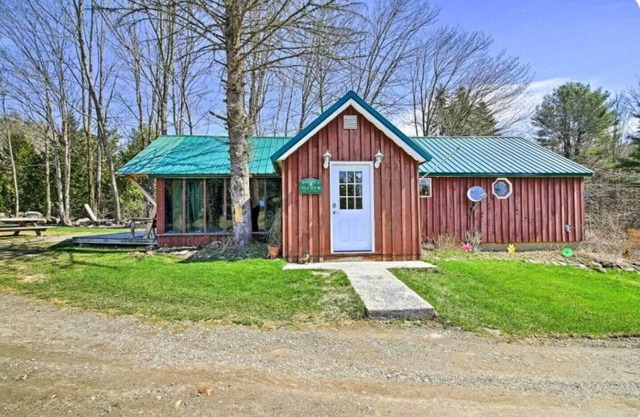 Ski-in Adirondack cabin, base of Royal Mountain, under hour to Gore and Saratoga