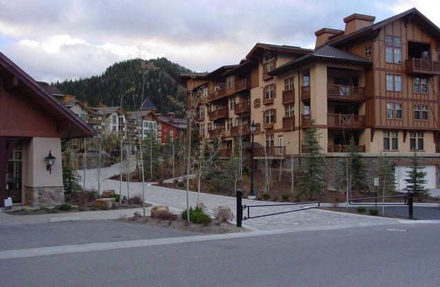 Ski-In/Ski-Out Mountain View Condo with Vaulted Ceilings