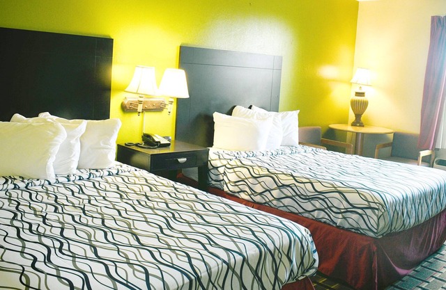 Sky Palace Inn & Suites Park City Wichita North - Comfort 2 Queen Beds NS