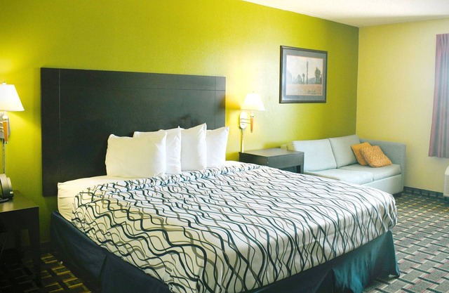 Sky-Palace Inn & Suites Park City Wichita North - 1 King Bed NS