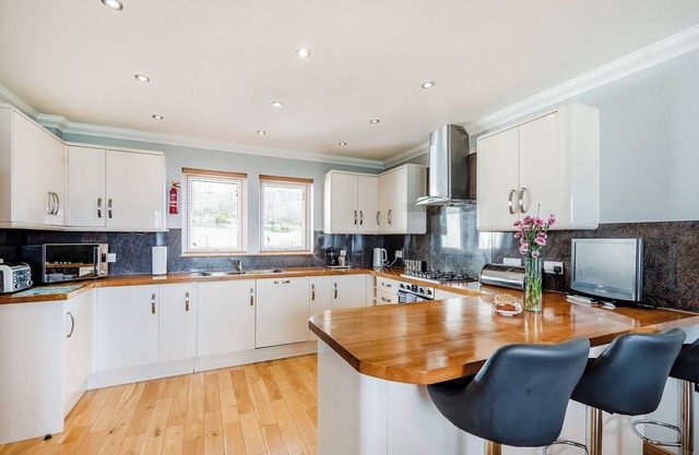 Sky View is a detached new house for 6/8 enjoying spectacular sea views across to the Isle of Bute.