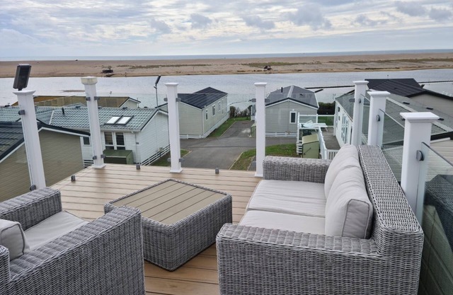 Skydeck Holiday home with fabulous views over Chesil Beach and Portland Harbour