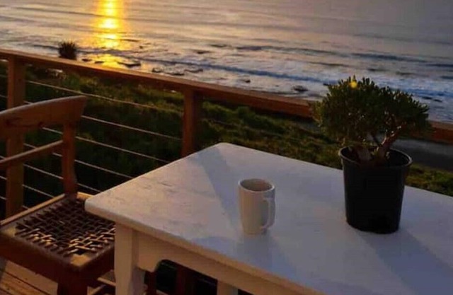 Skye Beach House: Seaviews, Sundeck, Surf, Wifi