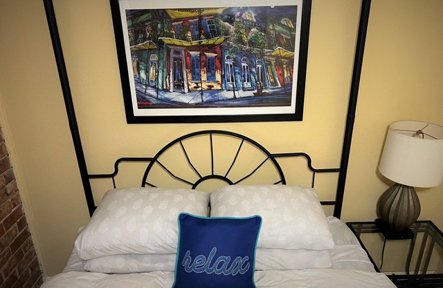 Sleek Downtown Condo quick to LSU, I-10, Mid-City