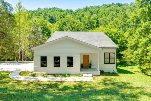 Sleek Tennessee Retreat 2 Mi to Center Hill Lake!