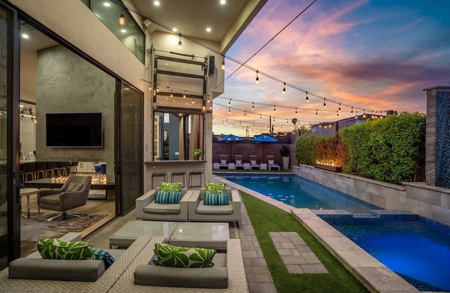 Sleeps 12/Walk to Old Town/Pool/Spa/Patio Misting/Putting Green