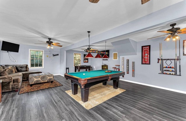 Sleeps 20! Hot Tub - Walk to the Masters - Game Room - Gym