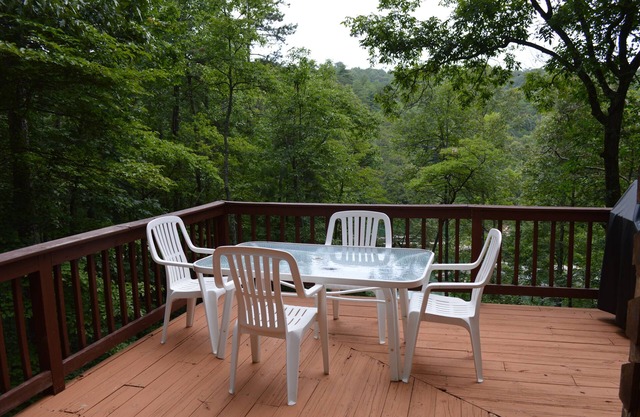 Sleeps Up to 10 Guests, Stay Right On the Lake!