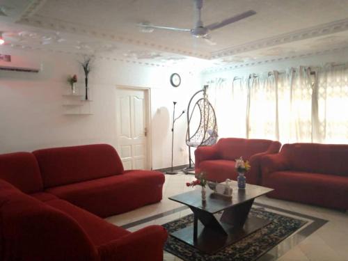 Sleeps8- Private Secure Parking- Garden- AirCon