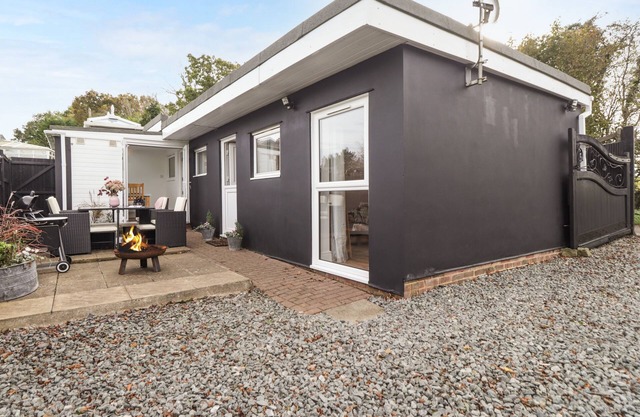 SLEEPY HOLLOW, pet friendly, with a garden in Dover
