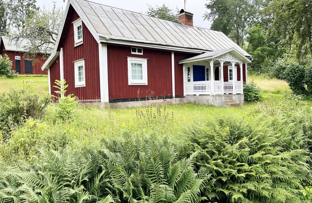 Small red cottage located close to forest outside Virserum | SE05062