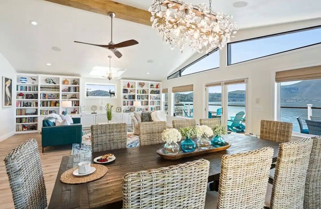 Smiling Otter Retreat! Large Lakefront Luxury House.Pool.Spa.Game Room.Pets