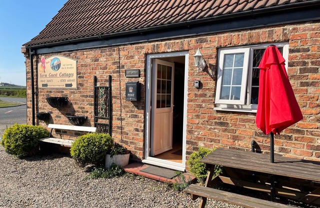 SMYTHY COTTAGE SLEEPING 6 ADJOINING THE FOX COVERT PUB YARM S/C. B&B QUIRKY !